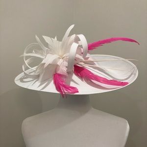 Derby Fascinator in white